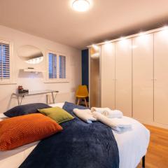 Modern 4-bed home Royal Wharf near Excel Canary Wharf London city airport The O2 -Free parking