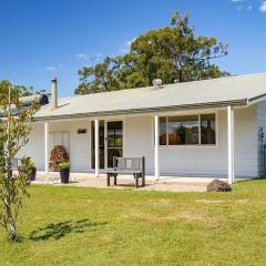 Omaroo - country house at Shallow Bay - air con - pet friendly