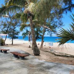 COTTAGE BLUE classé 3 étoiles - 4 à 6 personnes - 2 chambres - accès direct à la plage et à l'esplanade de Boucan Canot avec ses bars et restaurants