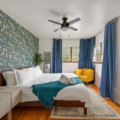 Executive Retreat - 2 Parking Spaces, Sleeps 4!