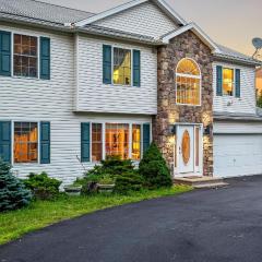 Birch Hollow by AvantStay Cozy Poconos Home w Fireplace Soaking Tub Kid’s Play Area