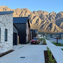 Luxurious Stay with Mountain Views