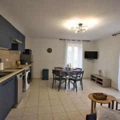 La Petite Escale: Parking Privé et petit extérieur