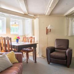 Lyst og rummeligt kælderværelse