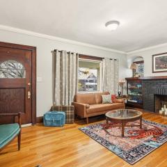 Fun Upstairs Duplex Unit with private balcony