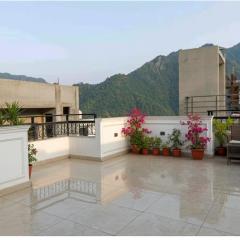 Modern Luxury 2BHK Flat Lift Parking Kitchen Near Laxman Julla & Beach in Tapovan