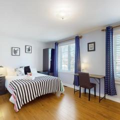 Cozy Queen room with Shared Bath near Seneca Finch 404