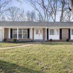 Bellerive Hangout with Hot Tub by StayLage