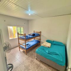 Casa com 2 quartos grandes a 150m da praia