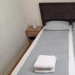 Apartman Batuda,moderno opremljen apartman u centru Đurđevca, u cijeni wellnes, sauna, bazen u obližnjem hotelu, mini zoo, 5G internet, R1 račun, idealan za parove, obitelji i wellnes odmor