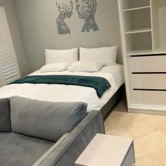 Cape Town Elegant Top Floor Stay with City Lights and Quiet Nights