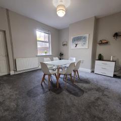 Spacious 4 Bedroom Contractor House- Walking distance to Hanley Centre