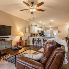 Cozy Neighborhood Home - 10 min to Louisville!