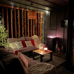 Leśny Azyl Domki z Ogrzewanym Zimowym Tarasem i Jacuzzi na Wyłączność w Samym Środku Lasu