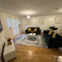 Stylish MK Flat Free Parking & Wi-Fi