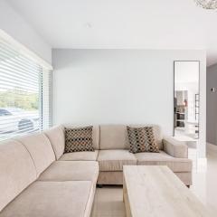 4 BR home with private pool