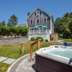 Minutes to Oceanside beaches Private Deck and Backyard