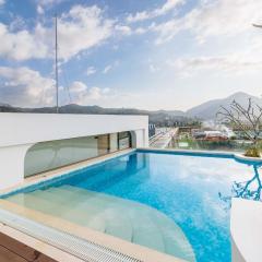 C256 2BR Stay Close to Beach Rooftop Pool Views