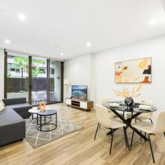 Modern 3-Bedroom Apartment Near Airport & Train