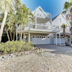 Beautiful 3 Bedroom 2 Bathroom Home Steps from the Beach