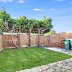 Modern 4 bed house in historic town