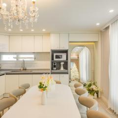 Hongik University Entrance Station 11 people luxury house 2bathrooms 4 rooms ooftop exclusive use