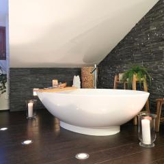 Alpine Design-Wohnung mit freistehender Badewanne in Saas-Grund