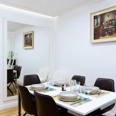 Augusta Prima NEW - Stylish Central City Apartment - Town Hall near - Hotel-Quality Beds & Linen - Full Kitchen - 4K Smart TV - Elevator - for up to 7 Guests - Free Overnight UG Parking 20-30- 9-30 oclock - near property 28 parking spaces if available