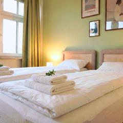 Große Wohnung mit 3 Schlafzimmern & 6 Boxspringbetten, WLAN, Smart TV, Parkplatz, Waschmaschine & Trockner