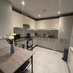 Modern 2 Bed Flat - WiFi - Town Centre - Parking