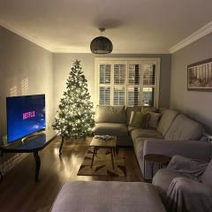 Gleanntan House - Beautiful Town House with Free parking