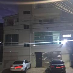 Apartamento 2 quartos 2 km da praia espaçoso