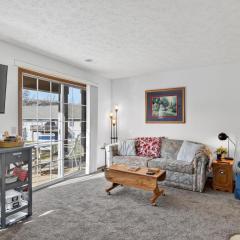 Scenic Getaway - Quiet Spot 3 Miles to Landing condo