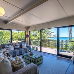 Moana Beach House - Absolute beachfront in Onetangi