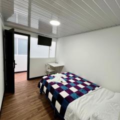 Habitación moderna y cómoda con baño privado, wifi