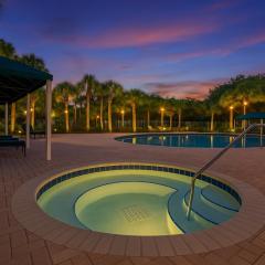 Gated Comfy 2BR Condo - KING Bed, Pool, Hot Tub, Gym, WiFi, Washer & Dryer, AC, Free Parking -- IDEAL FOR Medical, Business, Groups, Relocation - near Moffitt Cancer Center, Tampa Palms, Hunters Green, Live Oak, Cory Lake Isles, New Tampa, Wesley Chapel