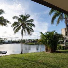 Palm Springs Waterfront Retreat - Broadbeach Waters
