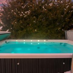 4BDRM Cozy Poolside Escape - Fireplace - AC - Patio - Pool