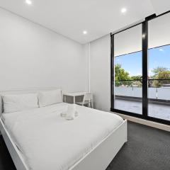 Spacious 3BR Apt - Near Station & Airport