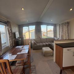 Relax By The Coast - Spacious 6-sleeper Caravan