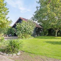 Cosy, wooden cottage with kitchen and garden in Halsteren, Bergen op Zoom