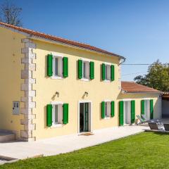 Family villa Corticum Otium with pool in Tinjan