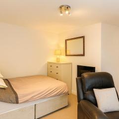 Modern Tiny Home - Ideal for Work Stays & Parking