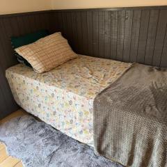 Quiet single ensuite room in countryside