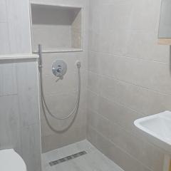 une chambre, un salon, cuisine et balcon