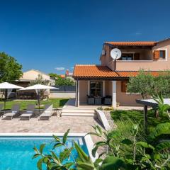 Activity villa Gita with pool and grill in Tinjan