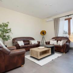 Spacious 3-bedroom House with the Excellent Location Near the Airport by Noclegi Renters
