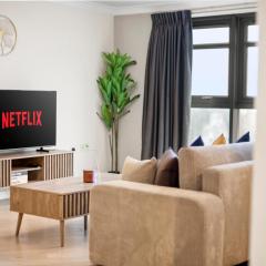 2BR Top Floor City Apt with King or Twin Beds, Free Secure Underground Parking & SkyStream TV - Central Reading, Sleeps 6