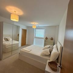 En-suite QueenRoom with Parking and gym inRoyal Dock Excel E16