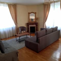 Charmant appartement avec terrasse en plein centre